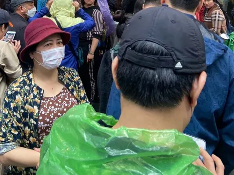 Sát ngày vía Thần Tài: Tiệm vàng quá tải phải mở thêm quầy lưu động, tài xế xe ôm công nghệ 'tắt app' chuyển nghề xếp hàng thuê