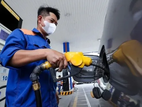 Giá xăng bật tăng mạnh từ chiều nay, RON95 tái lập mốc 20.000 đồng/lít