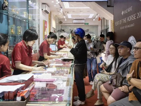 Sinh viên xếp hàng lấy tem phiếu mua vàng bạc ngày vía Thần Tài với thù lao 150.000 đồng/lượt