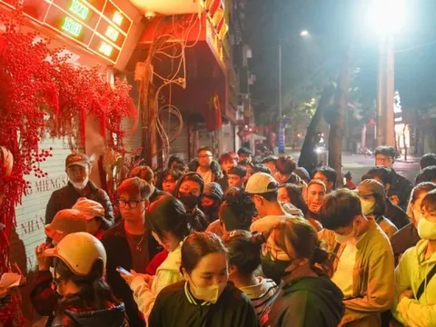 Xếp hàng xuyên đêm mưa rét để lấy số mua vàng Vía Thần tài