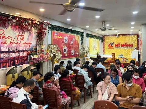 Cửa hàng vàng ở TPHCM ken kín người mua