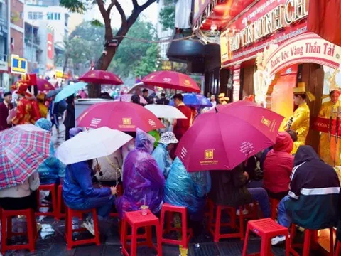 Hà Nội: Đông nghịt người đội mưa, xếp hàng từ rạng sáng chờ mua vàng bạc ngày vía Thần Tài