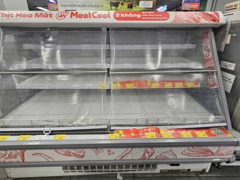 Nhiều cửa hàng tiện lợi để trống kệ sau tết