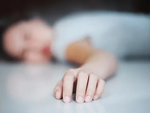 Người phụ nữ 54 tuổi đột ngột tử vong giữa đêm, bác sĩ chỉ ra 2 loại nước "cấm kỵ" uống trước khi ngủ