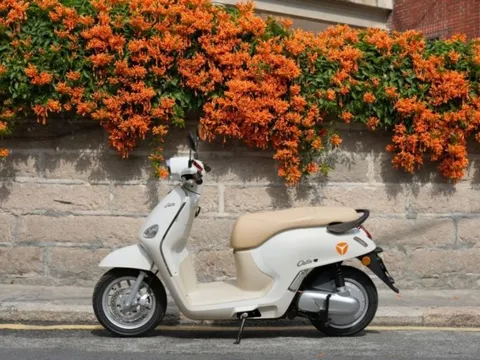 Chi tiết YADEA Osta chạy 180km/lần sạc : Đi xuống dốc có chế độ phanh tự động, chạy đường dài là giữ ga, có cả số dắt nếu ai lười đẩy xe