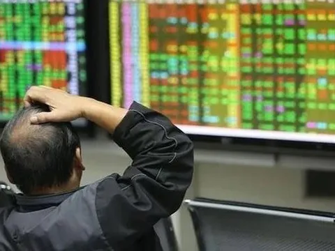 Chứng khoán Việt Nam giảm mạnh nhất từ đầu năm, tiền vào HoSE lên cao nhất 4 tháng