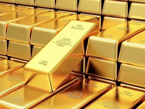 Chiếc Toyota Innova bị bỏ lại ở bìa rừng ven thành phố, trong xe có 52kg vàng cùng số tiền mặt lên tới 30 tỷ