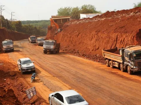 Đề xuất tạm dừng thi công tuyến đường khiến 8 nhà dân 'treo cao' ở Đồng Nai