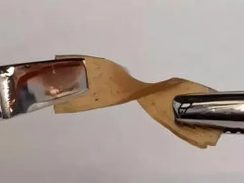 Tạo ra loại vật liệu “bất khả thi” từ sự kết hợp không ngờ giữa thủy tinh và nhựa