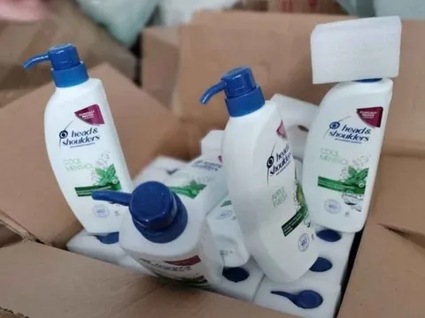 Đột kích kho nghi ngờ là nơi phân phối hàng giả xuyên biên giới, thu giữ hơn 223.000 sản phẩm với giá trị hơn 52 tỷ đồng