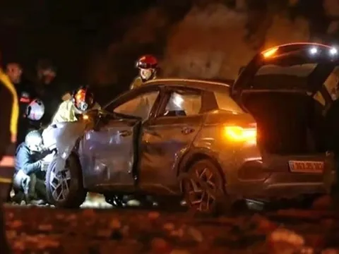 'Xe điện Trung Quốc đấu tên lửa': BYD Atto 3 hứng sóng nổ ở Jerusalem, 5 người thoát chết khó tin