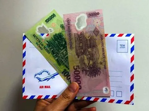 Khó chịu khi bóc phong bì hàng xóm mừng thọ bố, lời mẹ nói khiến con trai xấu hổ