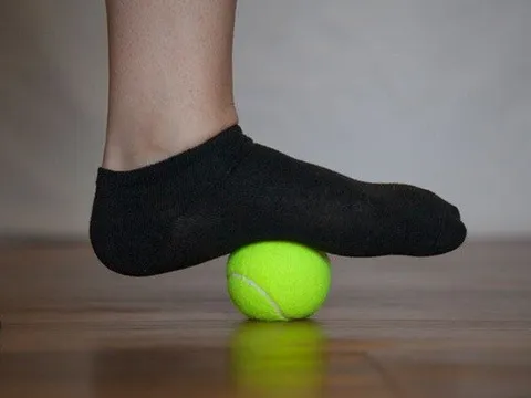 Vì sao bóng tennis lại được ví là thuốc giảm đau tự nhiên?