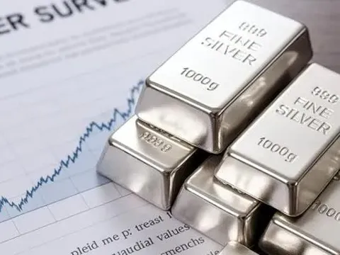 Một thế lực bán gần 140 tấn bạc trong một ngày