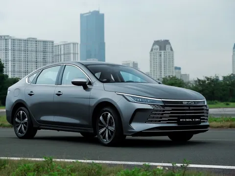 Chỉ đến hết tháng 4: Hãng xe điện lớn nhất thế giới 'bao' khách Việt từ trước bạ đến sạc tại nhà