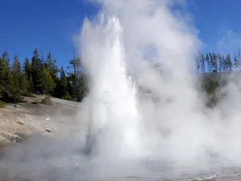 Cột nước axit lớn nhất thế giới, nóng hơn 90°C, cao gần 10 m bất ngờ phun trào trở lại sau nhiều năm 'yên giấc'