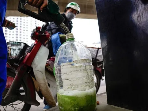 Xuất hiện tình trạng người dân Hà Nội mang cả thùng phuy đi mua xăng, phía cửa hàng lập tức từ chối và giải thích rõ ràng