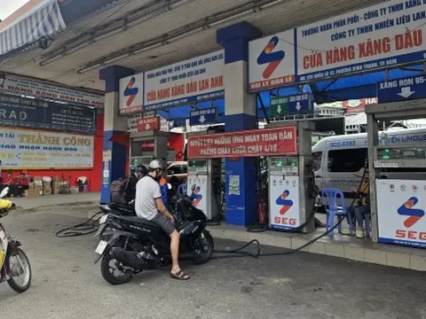 Giá xăng RON95 vượt 27.000 đồng/lít, dầu hỏa lên 35.000 đồng/lít