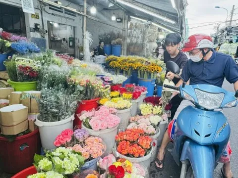 Sáng nay (8/3), hoa hồng tăng giá gấp 3 lần