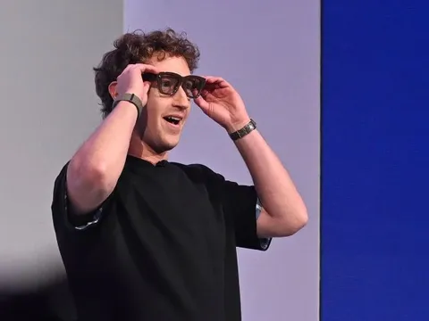 Kính AI của Zuckerberg bị chỉ trích: Nhân viên kiểm duyệt nói 'chúng tôi nhìn thấy mọi thứ' từ video người dùng