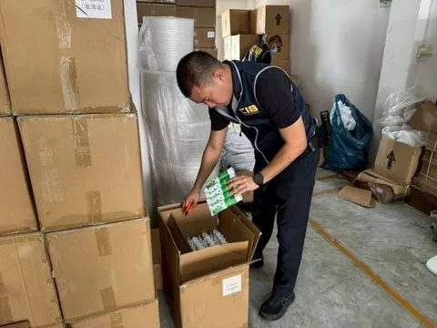 Ngày 9/3, đột kích kho mỹ phẩm giả thu giữ hơn 100.000 sản phẩm: Hàng loạt kem đánh răng, kem dưỡng bị làm nhái rồi bán tràn lên trên các nền tảng mua sắm trực tuyến với giá rẻ