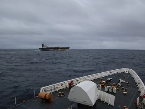 Chuyện gì đây: Nga lại vừa có pha lách trừng phạt dầu thô đỉnh cao, Mỹ và EU cũng phải chào thua