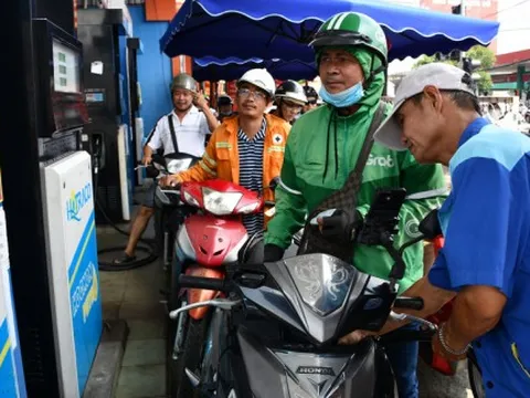 Giá xăng dầu thế giới giảm mạnh, vì sao trong nước vẫn tăng?