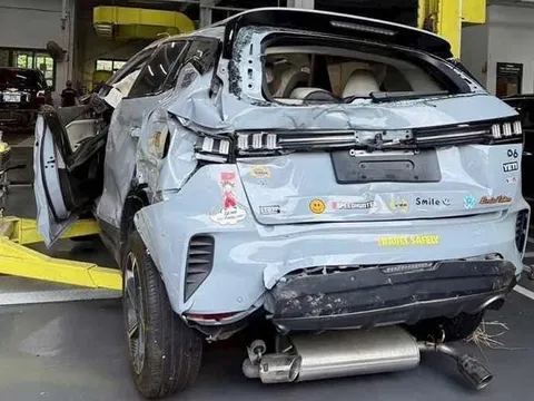 Cận cảnh Lynk & Co 06 dúm dó sau tai nạn lật 6 vòng trên cao tốc Long Thành - Dầu Giây: Nhìn vào khoang cabin mới bất ngờ