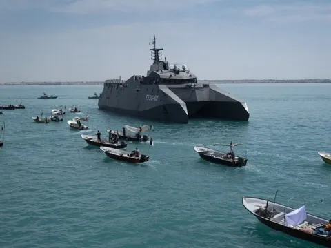 Không chỉ tàu thuyền, một thứ quan trọng khác đang âm thầm “trốn thoát” khỏi eo biển Hormuz