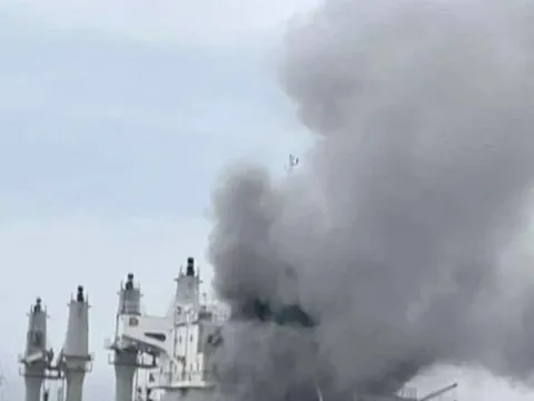 Giá dầu neo cao, chứng khoán giảm mạnh