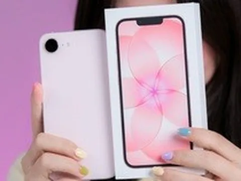 Cận cảnh iPhone 17e màu hồng mới: Hồng mà nhạt như trắng, hợp với nữ nhưng nam dùng cũng chẳng sao