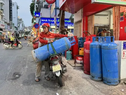 Giá gas tăng lần thứ 3 trong tháng, bình 12kg tăng 40.000 đồng