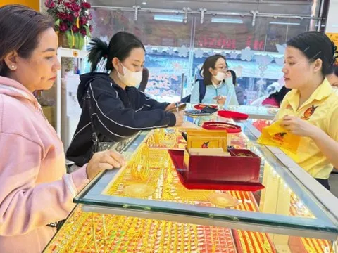 Giá vàng giảm mạnh 1,4 triệu đồng/lượng trong sáng 12/3