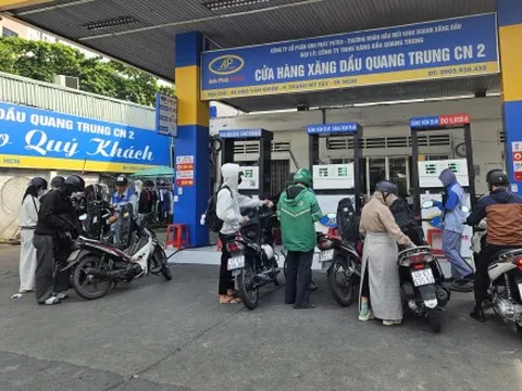 Giá xăng bất ngờ giảm gần 4.000 đồng/lít