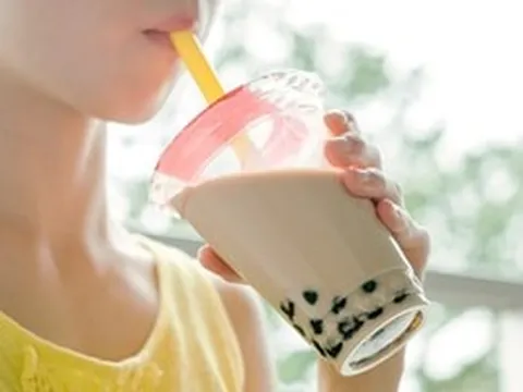 Uống trà sữa gần trường sau giờ học, 13 học sinh bất ngờ đau bụng, nôn mửa phải nhập viện