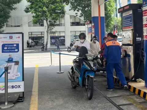 Giá xăng E5RON92 giảm, RON95 và dầu hỏa tăng