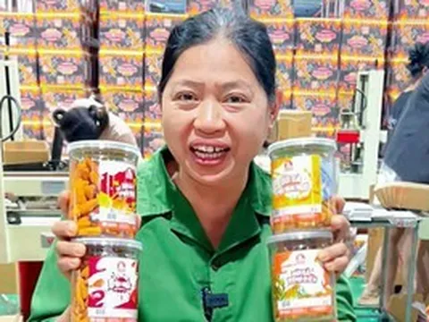 Người phụ nữ bán đồ ăn vặt, thu gần 230 tỉ đồng chỉ trong 1 năm