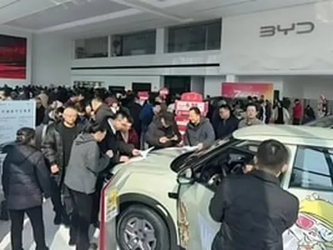 Xe điện sạc nhanh như đổ xăng là có thật? Khách kéo đến chật cứng tại đại lý BYD để kiểm chứng 2 điều