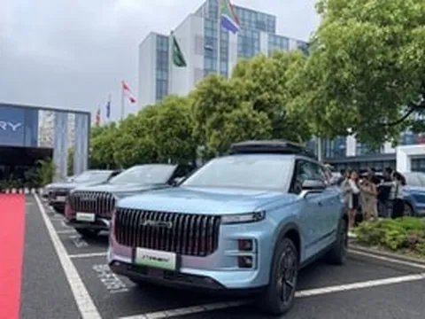 SUV gầm cao cỡ C được tiền đạo Nguyễn Xuân Son thích chỉ tốn 0,84 lít/100km giúp giảm áp lực khi xăng tăng giá: Nhìn bệ vệ, ngập tràn công nghệ, giá nay đã rẻ