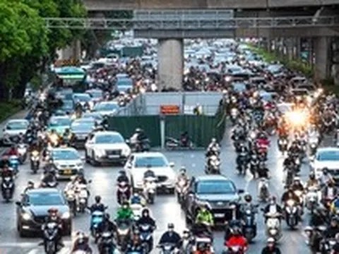 Lô cốt chiếm 1/3 lòng đường, người Hà Nội chật vật nhích từng mét về nhà