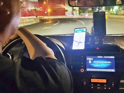 Vì sao khó đặt xe công nghệ từ sân bay Tân Sơn Nhất?