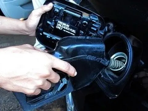 Quản lý thị trường TP HCM: Những cây xăng bán nhỏ giọt và găm hàng đã bị xử lý