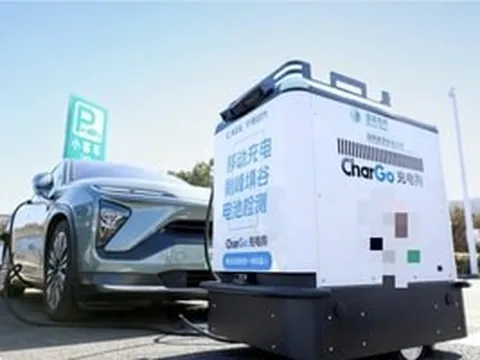 Robot sạc 'biết chạy' giải bài toán thiếu trạm sạc ở chung cư cũ: Xe điện chỉ cần đỗ, trụ sạc tự tìm đến tận nơi