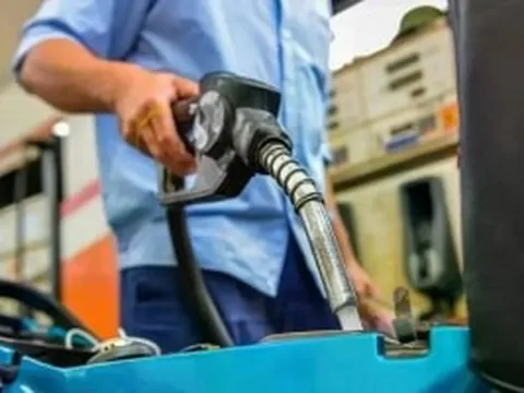 Xem xét sử dụng ngân sách hỗ trợ Quỹ Bình ổn giá xăng dầu