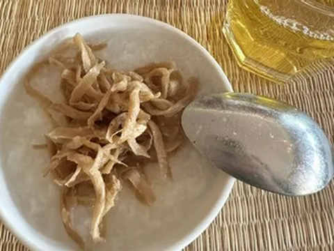 Bạn trai mang xôi, gà đi du lịch, sáng ăn cháo trắng khiến bạn gái hoảng hồn