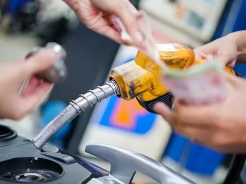 Giá xăng tăng mạnh, RON95 vượt 30.600 đồng/lít