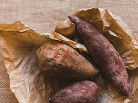 Mang giỏ khoai lang tới biếu thông gia giàu, người phụ nữ nghèo rơi nước mắt