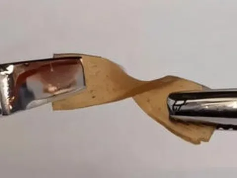 Tạo ra loại vật liệu “bất khả thi” từ sự kết hợp không ngờ giữa thủy tinh và nhựa