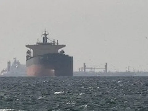 Mỹ bất ngờ nới lệnh trừng phạt, Iran lập tức tuyên bố: Chúng tôi chẳng còn giọt dầu thừa nào để bán