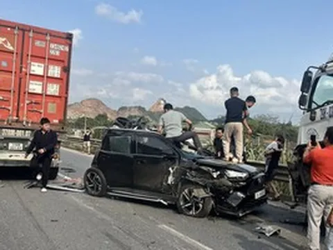 Ô tô 650 triệu đồng bị container kẹp trên cao tốc đi Hà Nội mà tài xế vẫn sống sót, hãng xe nào đứng sau độ an toàn này?